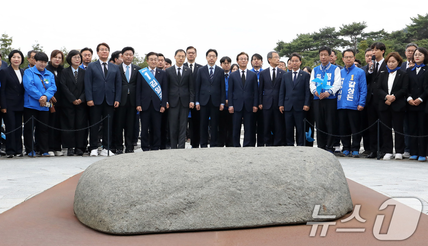 (김해=뉴스1) 윤일지 기자 = 더불어민주당 김경수 경남도지사 후보, 전재수 부산시장 후보, 김상욱 울산시장 후보가 14일 오전 경남 김해 진영읍 봉하마을 찾아 고 노무현 전 대통 …