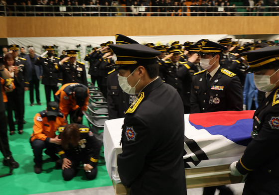 "아빠는 나의 영웅"…완도 달려온 소방관 400명도 '눈물의 경례'