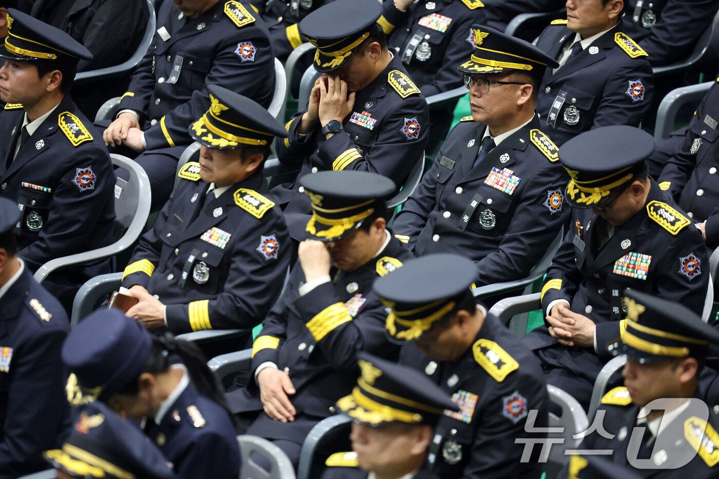 본문 이미지 - 14일 전남 완도군 농어민문화체육센터에서 열린 순직 소방공무원 영결식에서 동료소방관들이 유족들의 추모글 낭독을 듣고 오열하고 있다. ⓒ 뉴스1 박지현 기자
