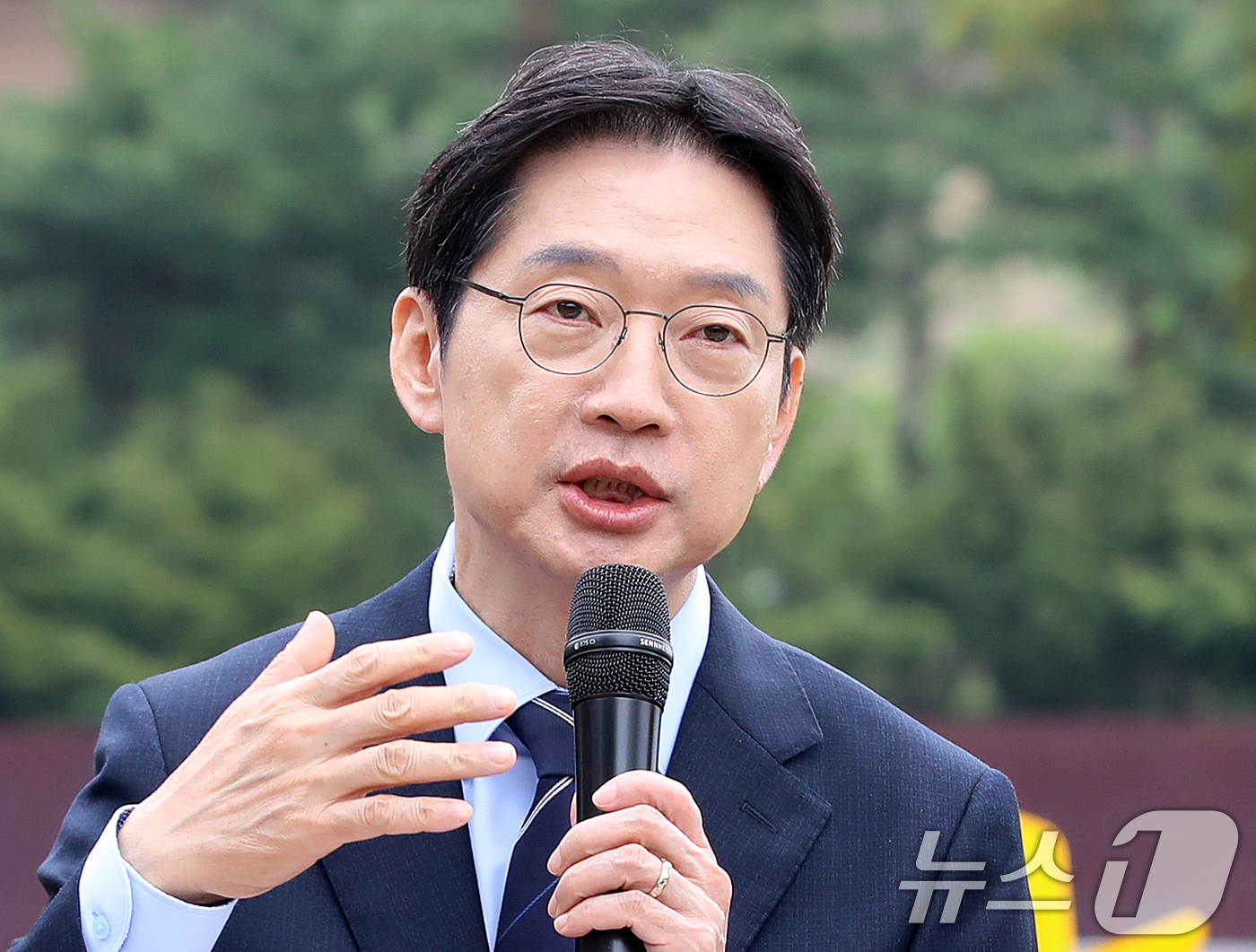 (김해=뉴스1) 윤일지 기자 = 김경수 더불어민주당 경남도지사 후보가 14일 오전 경남 김해 진영읍 봉하마을에서 해양수도 부울경 메가시티 공동 기자회견을 하고 있다.  2026.4 …