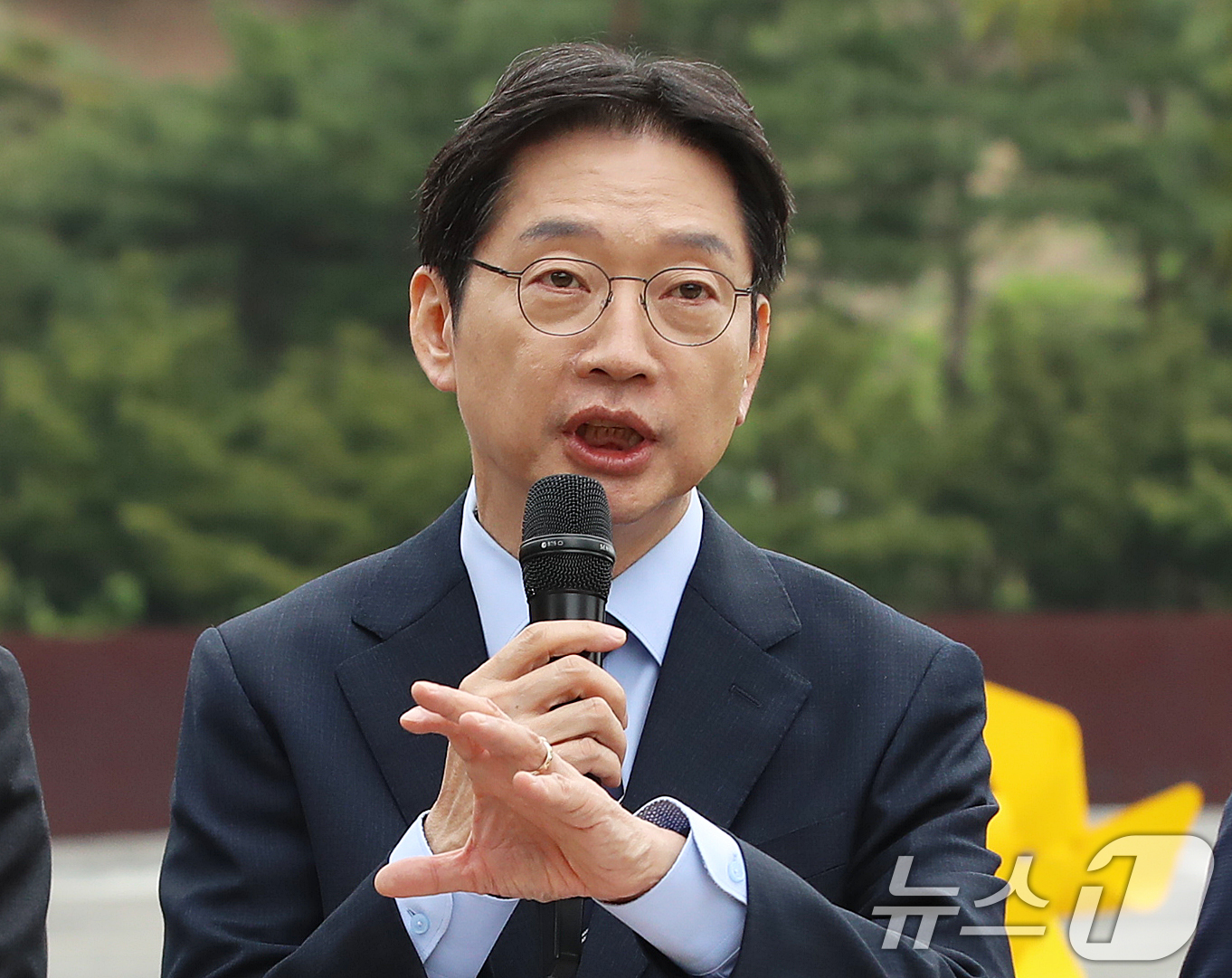 (김해=뉴스1) 윤일지 기자 = 김경수 더불어민주당 경남도지사 후보가 14일 오전 경남 김해 진영읍 봉하마을에서 해양수도 부울경 메가시티 공동 기자회견을 하고 있다.  2026.4 …