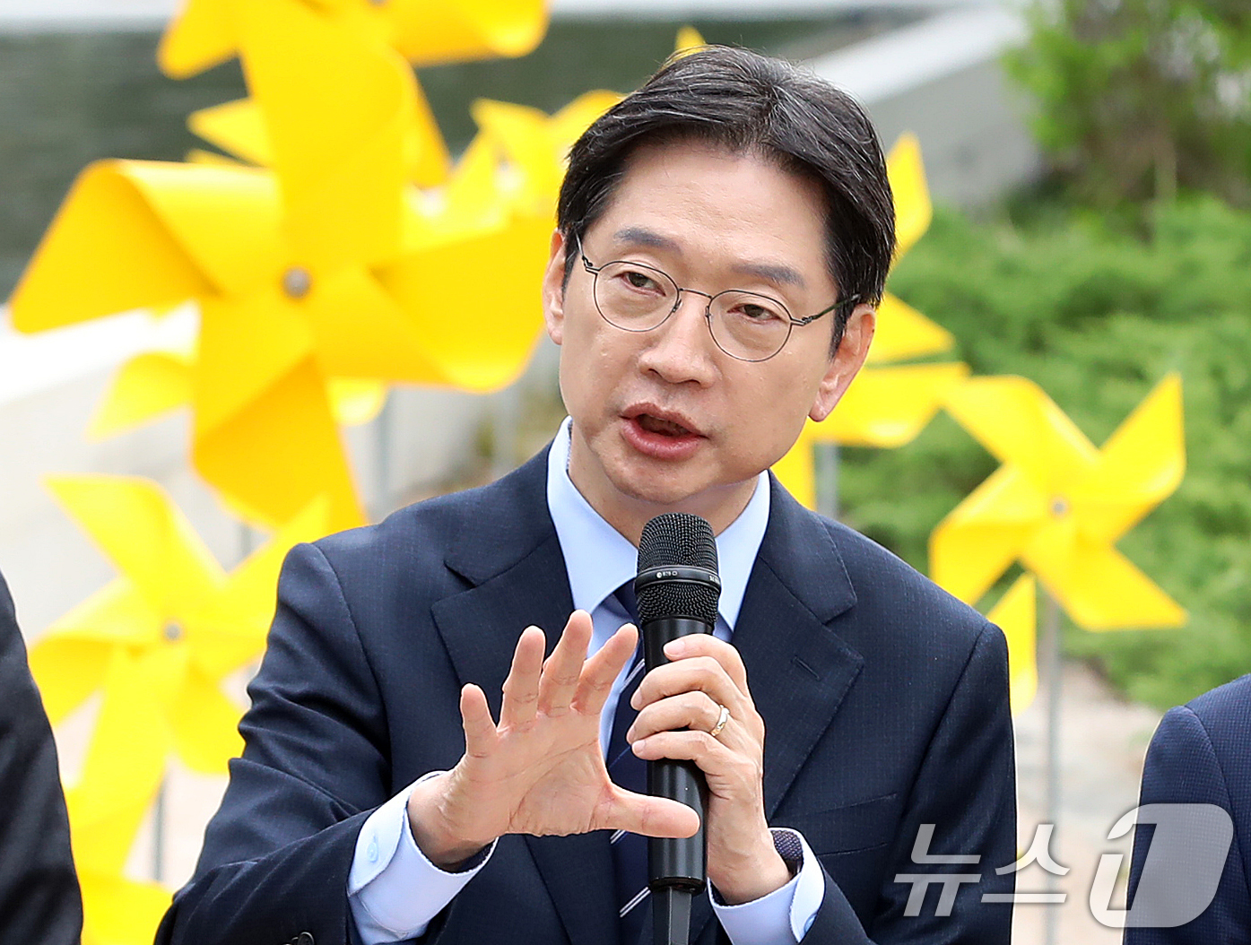 (김해=뉴스1) 윤일지 기자 = 김경수 더불어민주당 경남도지사 후보가 14일 오전 경남 김해 진영읍 봉하마을에서 해양수도 부울경 메가시티 공동 기자회견을 하고 있다.  2026.4 …