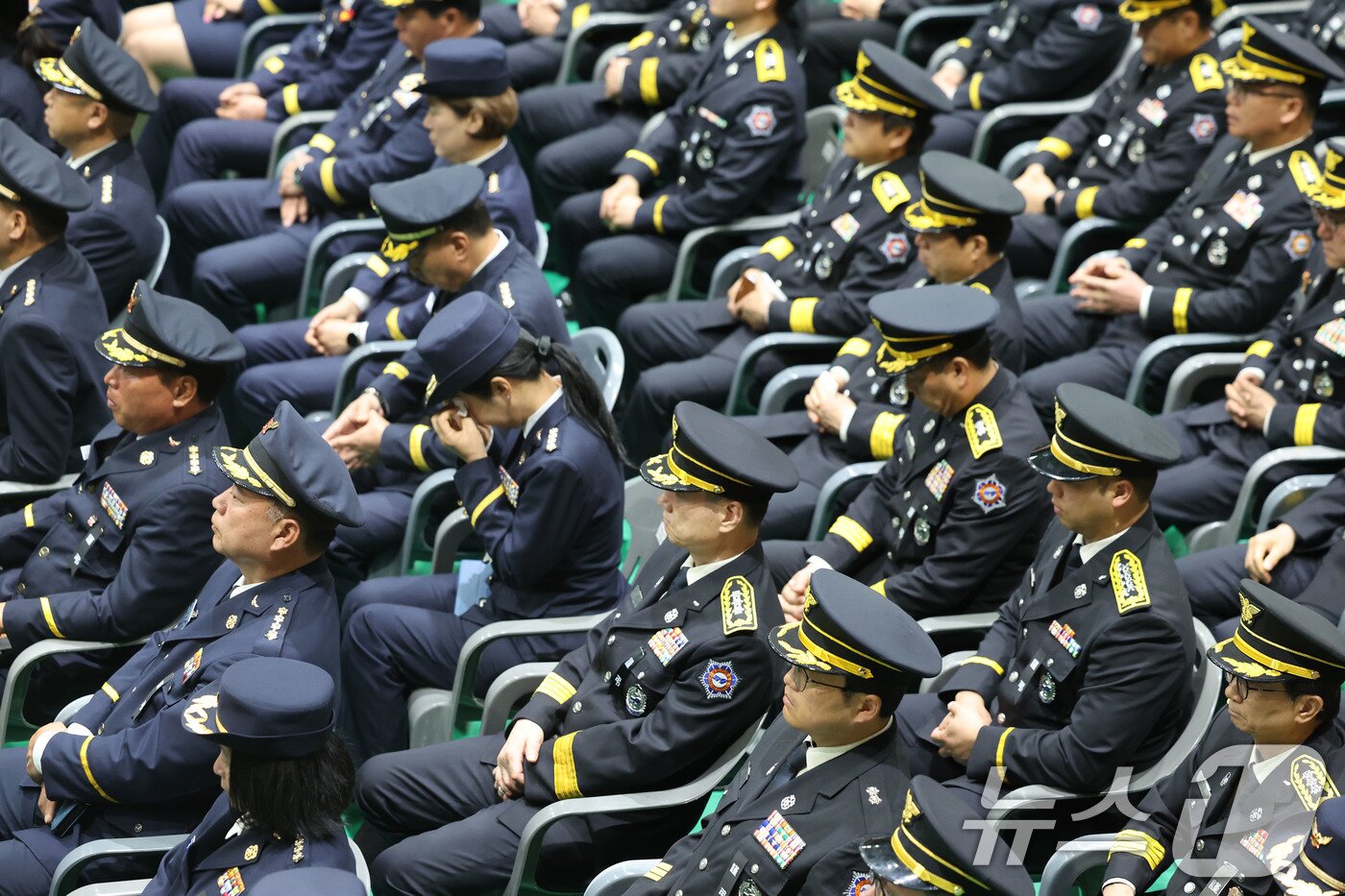 본문 이미지 - 14일 전남 완도군 농어민문화체육센터에서 열린 순직 소방공무원 영결식에서 동료소방관들이 유족들의 추모글 낭독을 듣고 눈물을 흘리고 있다. 2026.4.14 ⓒ 뉴스1 박지현 기자