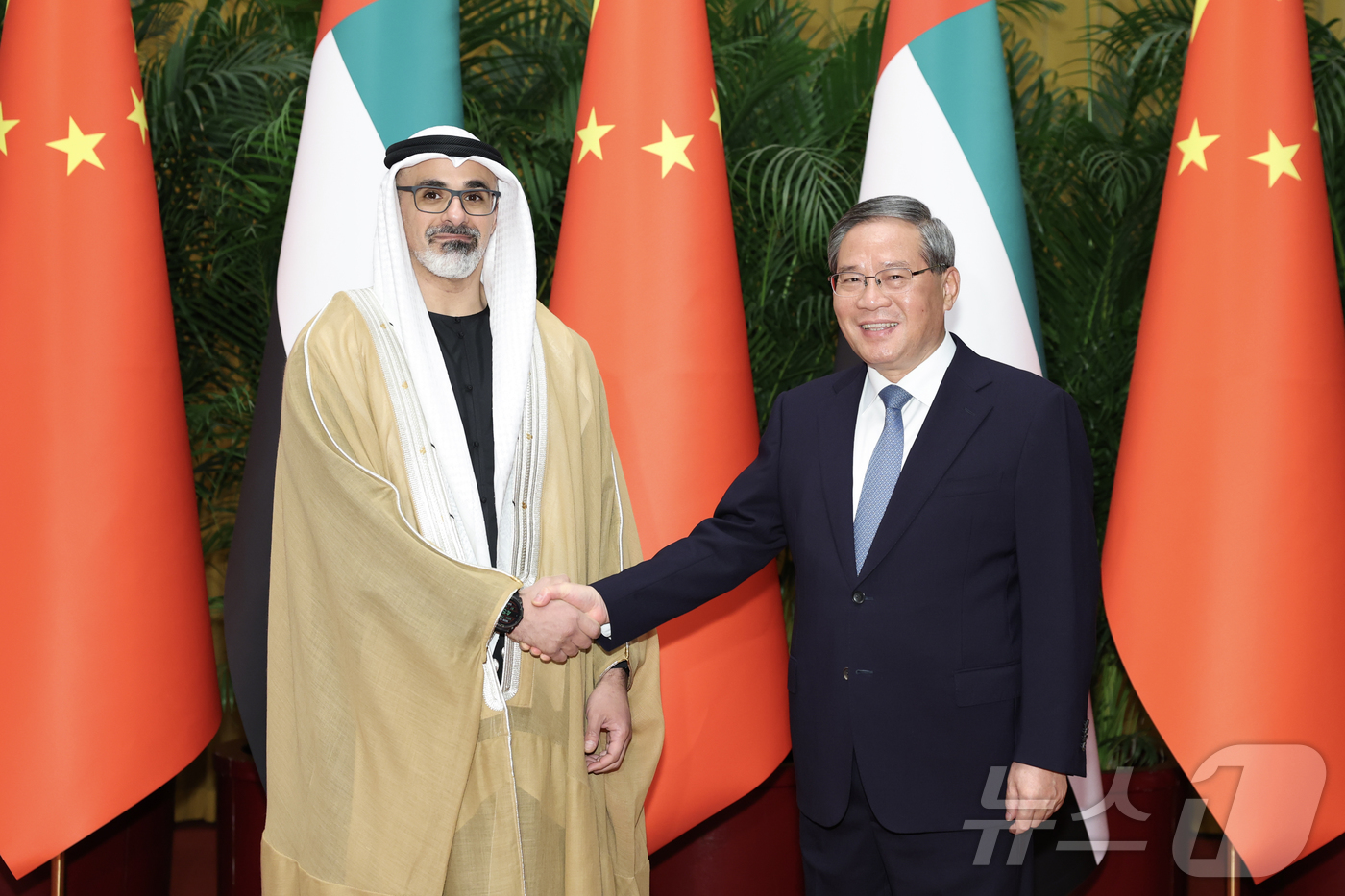 (신화=뉴스1) 정은지 특파원 = 리창 중국 국무원 총리가 13일 베이징 인민대회당에서 셰이크 칼레드 빈 모하메드 빈자예드 알 나흐얀 아랍에미리트(UAE) 아부다비 왕세자와 회담했 …