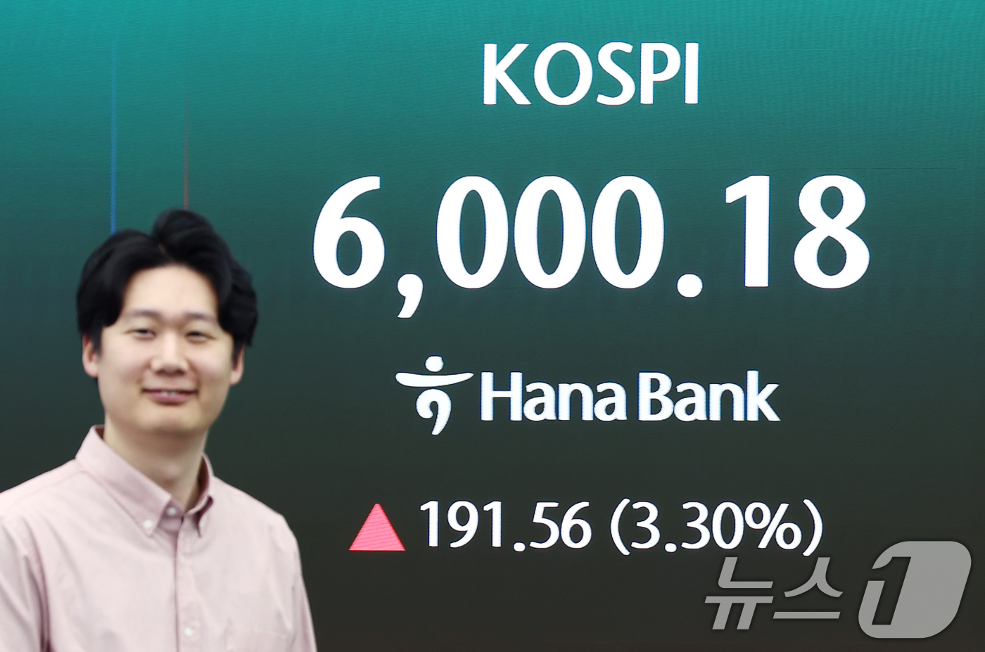 (서울=뉴스1) 김민지 기자 = 코스피가 30거래일만에 장중 6000선을 재돌파한 14일 오전 서울 중구 하나은행 본점 딜링룸 전광판에 코스피 지수 등이 나오고 있다. 2026.4 …
