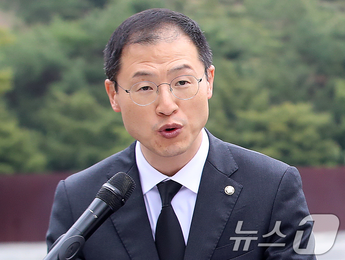 (김해=뉴스1) 윤일지 기자 = 김상욱 더불어민주당 울산시장 후보가 14일 오전 경남 김해 진영읍 봉하마을에서 해양수도 부울경 메가시티 공동 기자회견을 하고 있다.  2026.4. …