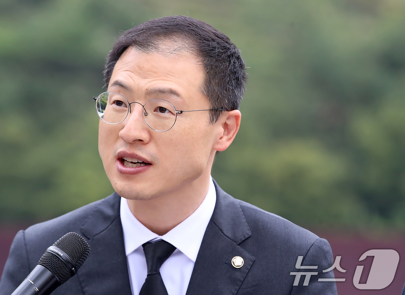 (김해=뉴스1) 윤일지 기자 = 김상욱 더불어민주당 울산시장 후보가 14일 오전 경남 김해 진영읍 봉하마을에서 해양수도 부울경 메가시티 공동 기자회견을 하고 있다.  2026.4. …