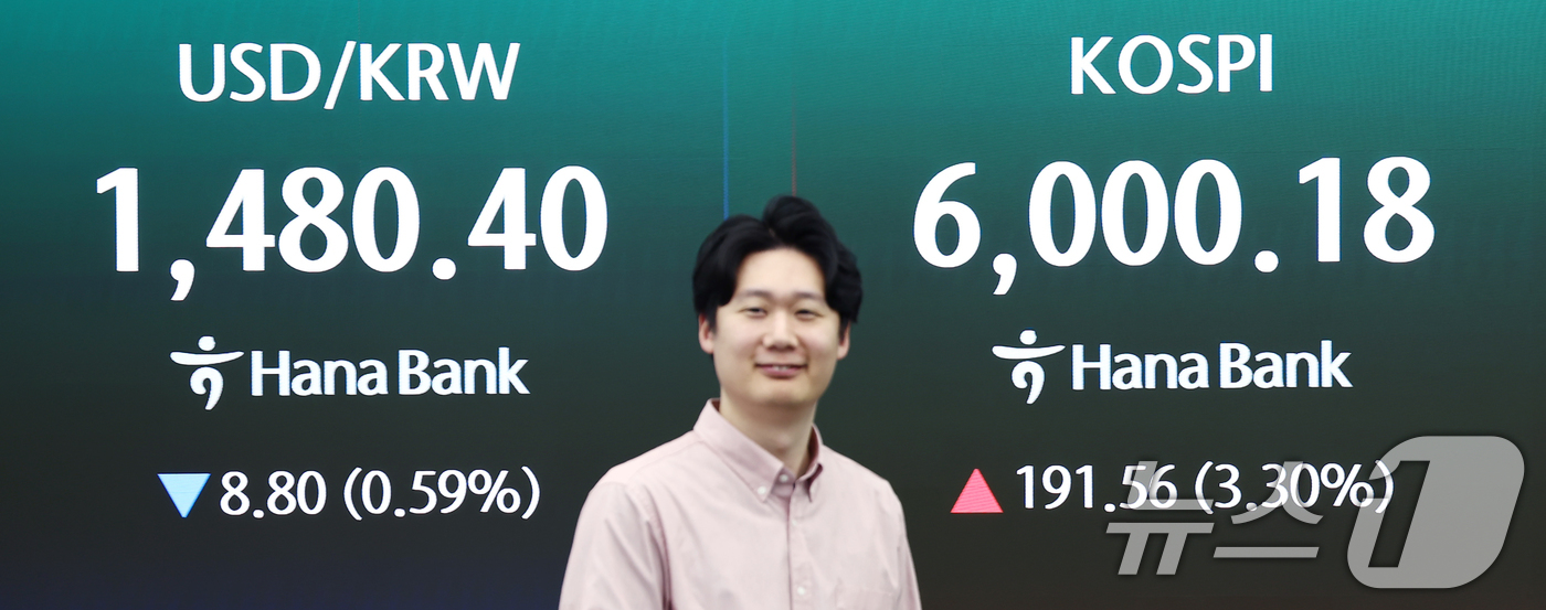 (서울=뉴스1) 김민지 기자 = 코스피가 30거래일만에 장중 6000선을 재돌파한 14일 오전 서울 중구 하나은행 본점 딜링룸 전광판에 코스피 지수 등이 나오고 있다. 2026.4 …