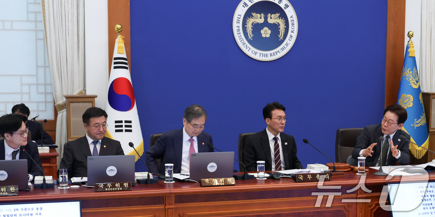 (서울=뉴스1) 허경 기자 = 이재명 대통령이 14일 청와대에서 열린 비상경제점검회의 겸 국무회의에서 발언하고 있다. (청와대통신사진기자단) 2026.4.14/뉴스1