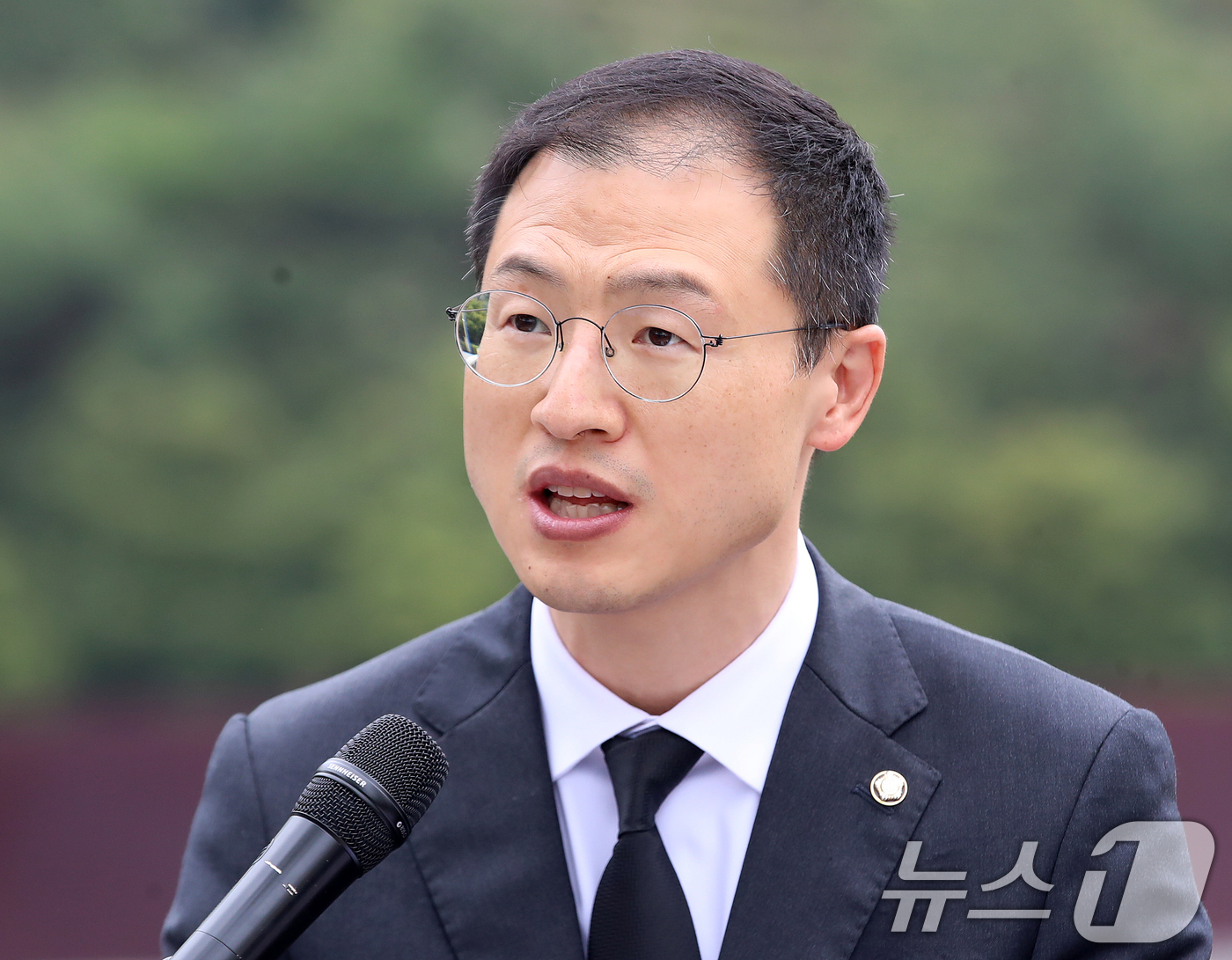 (김해=뉴스1) 윤일지 기자 = 김상욱 더불어민주당 울산시장 후보가 14일 오전 경남 김해 진영읍 봉하마을에서 해양수도 부울경 메가시티 공동 기자회견을 하고 있다. 2026.4.1 …