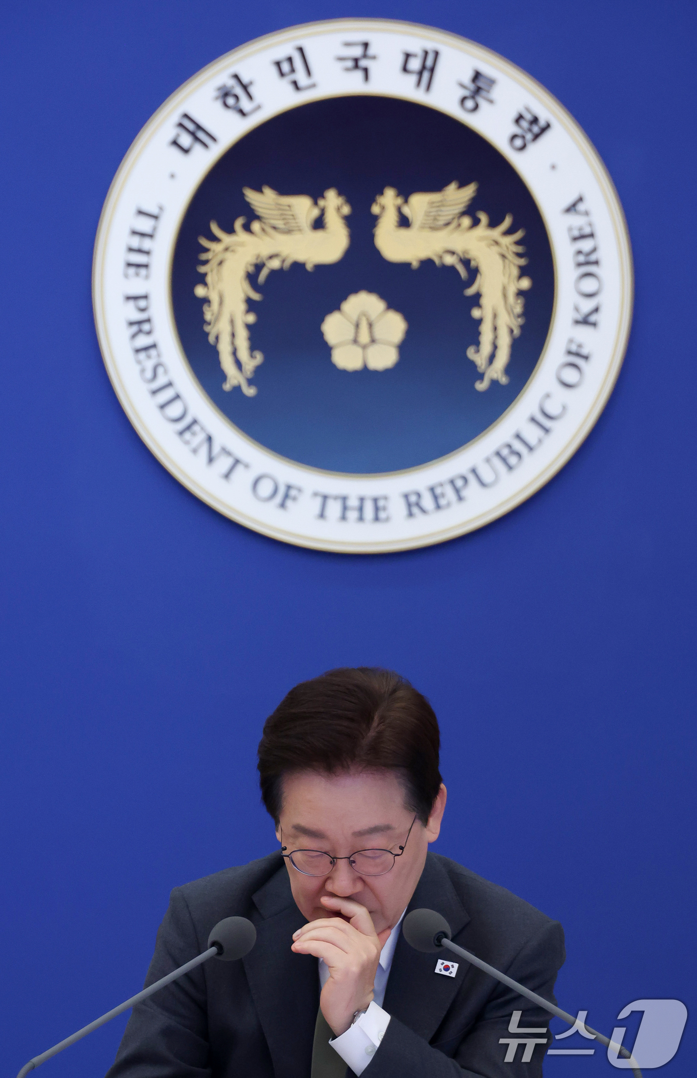 (서울=뉴스1) 허경 기자 = 이재명 대통령이 14일 청와대에서 열린 비상경제점검회의 겸 국무회의에서 생각에 잠겨 있다. (청와대통신사진기자단) 2026.4.14/뉴스1