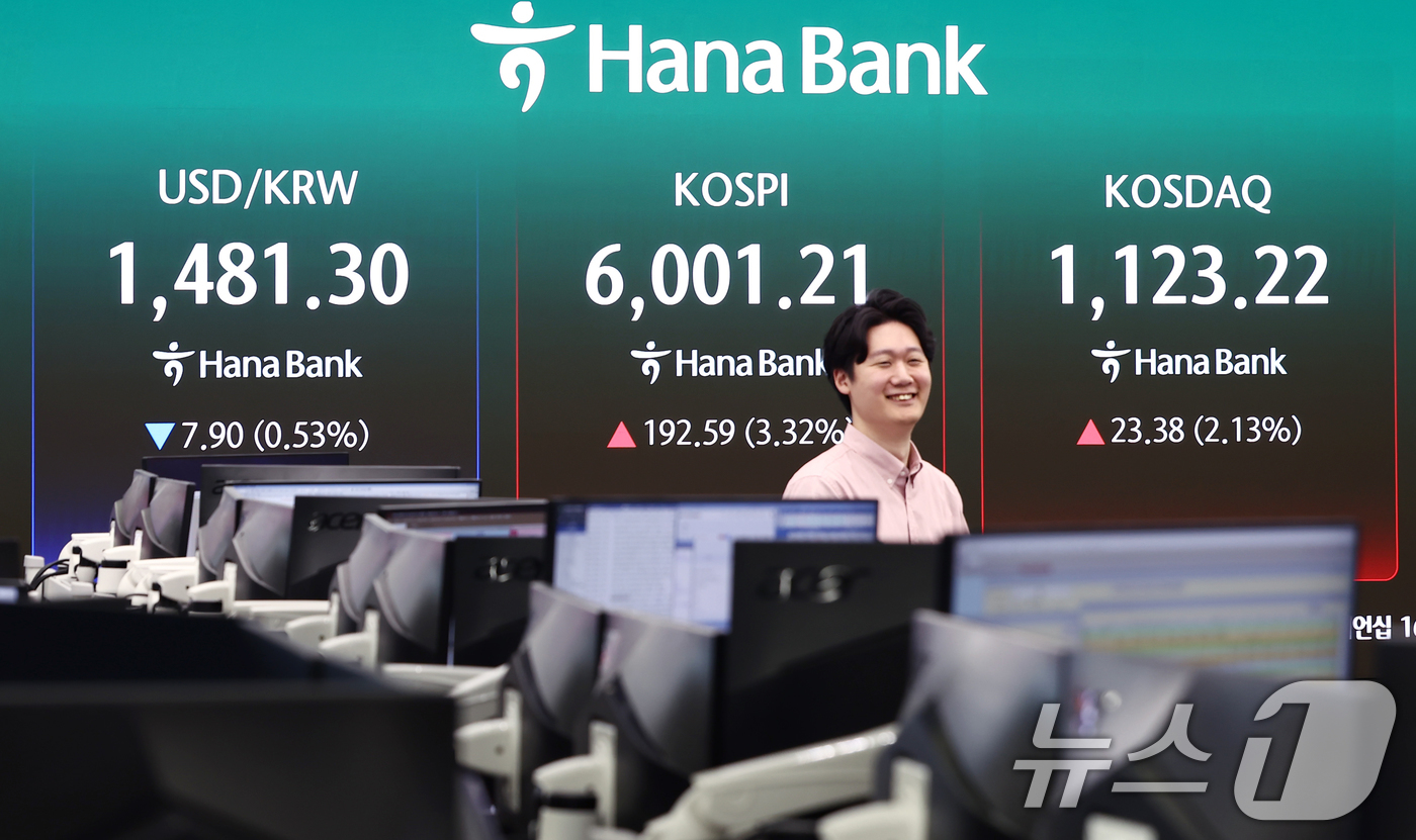 (서울=뉴스1) 김민지 기자 = 코스피가 30거래일만에 장중 6000선을 재돌파한 14일 오전 서울 중구 하나은행 본점 딜링룸 전광판에 코스피 지수 등이 나오고 있다. 2026.4 …