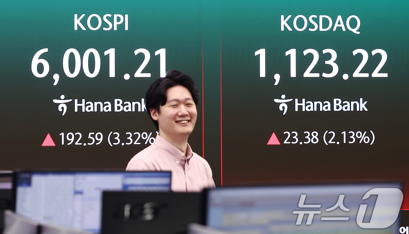 (서울=뉴스1) 김민지 기자 = 코스피가 30거래일만에 장중 6000선을 재돌파한 14일 오전 서울 중구 하나은행 본점 딜링룸 전광판에 코스피 지수 등이 나오고 있다. 2026.4 …