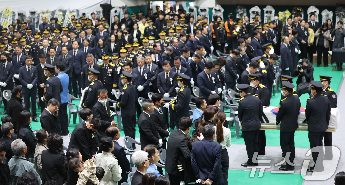 (완도=뉴스1) 박지현 기자 = 14일 전남 완도군 농어민문화체육센터에서 열린 순직 소방공무원 영결식에서 동료소방관들과 유족들이 마지막 가는 길을 배웅하고 있다. 2026.4.14 …