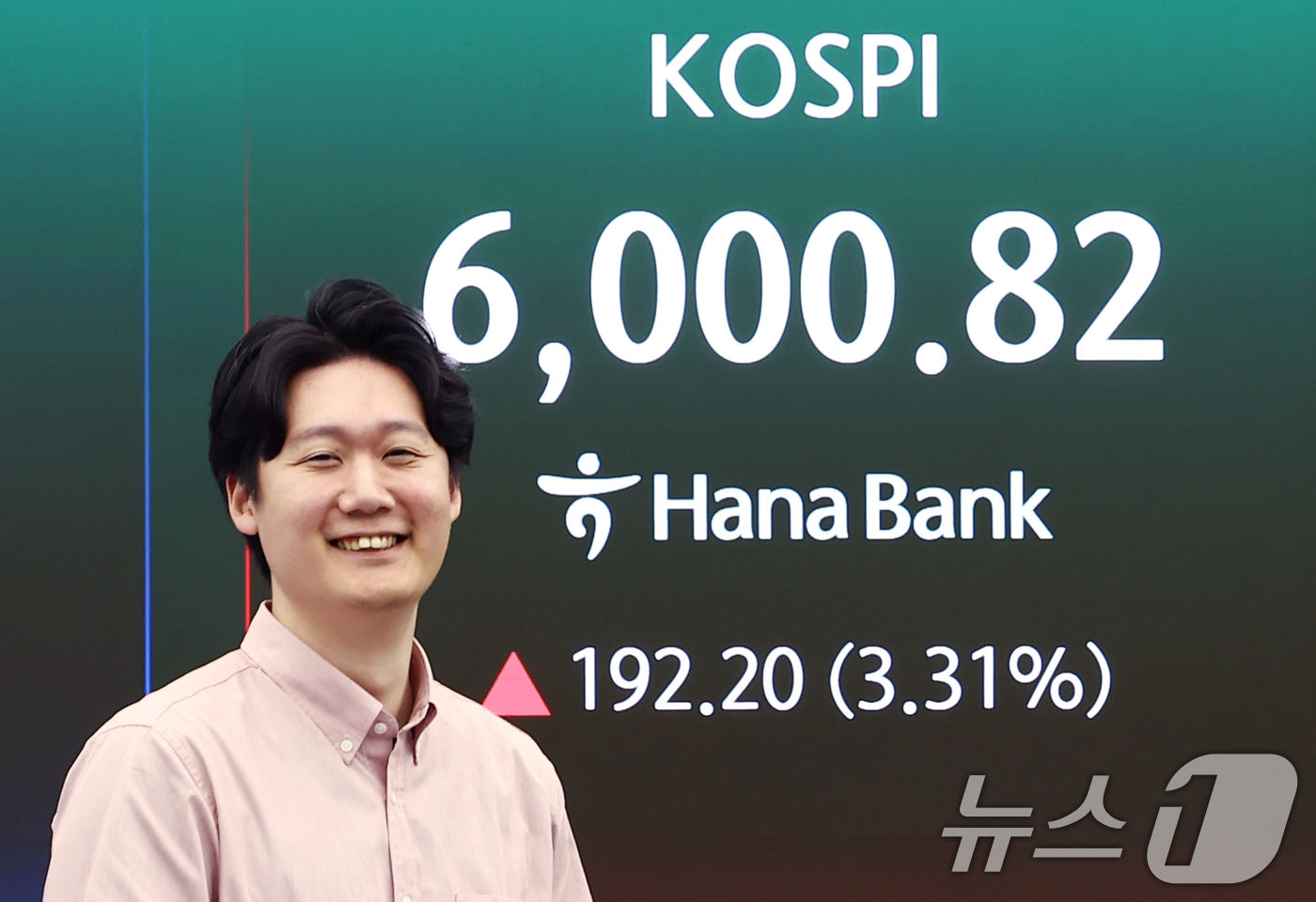 (서울=뉴스1) 김민지 기자 = 코스피가 30거래일만에 장중 6000선을 재돌파한 14일 오전 서울 중구 하나은행 본점 딜링룸 전광판에 코스피 지수 등이 나오고 있다. 2026.4 …