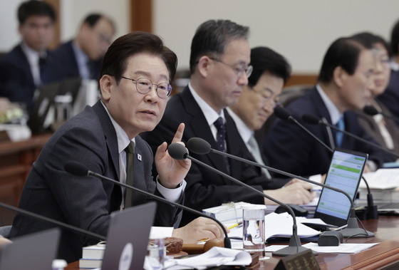 李대통령 "태권브이처럼 빨간 지휘관 꽂으면 관료 조직도 바뀌어야"