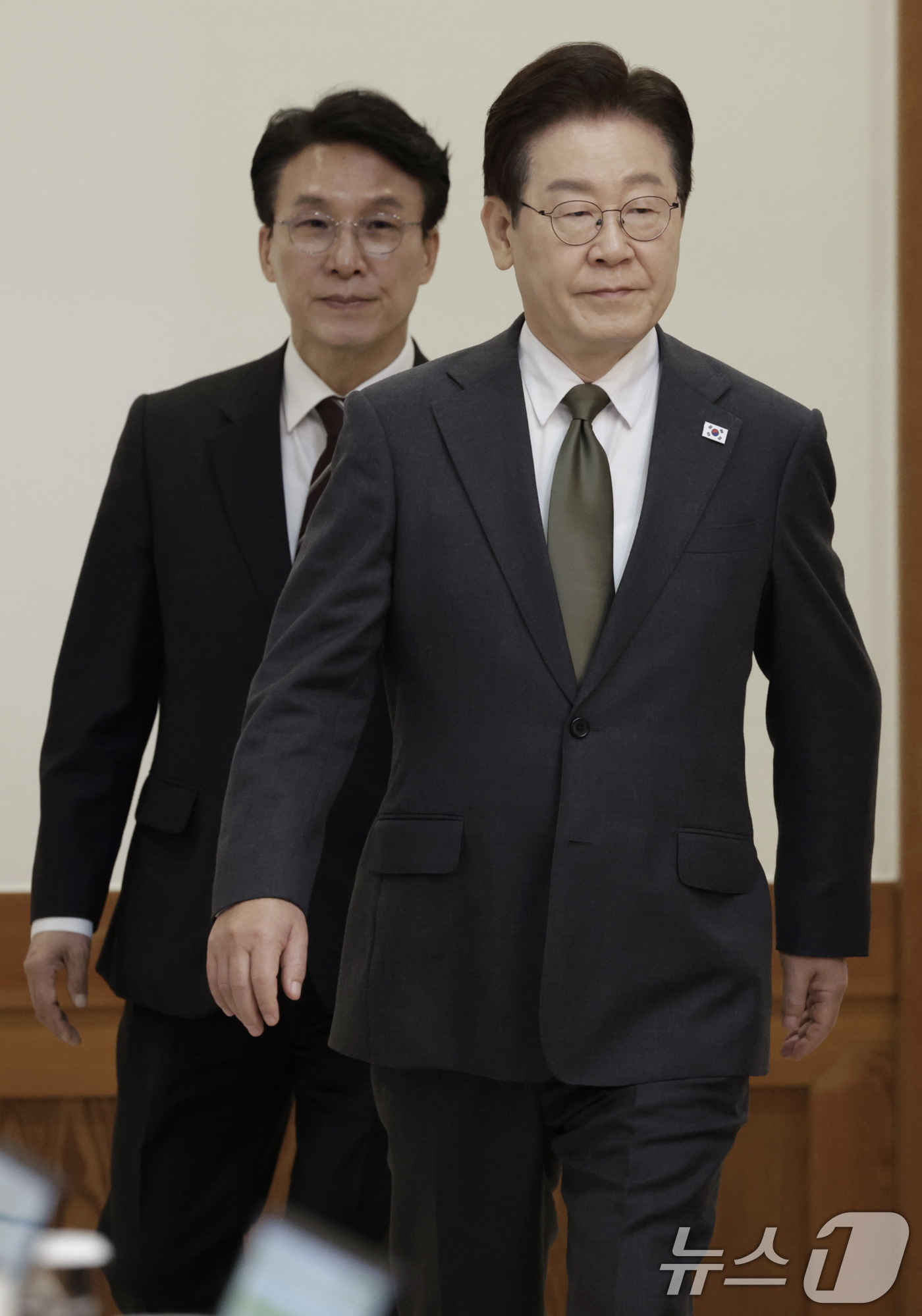 (서울=뉴스1) 이재명 기자 = 이재명 대통령이 14일 청와대에서 열린 제16회 국무회의 겸 제5차 비상경제점검회의에 입장하고 있다. (청와대통신사진기자단) 2026.4.14/뉴스 …