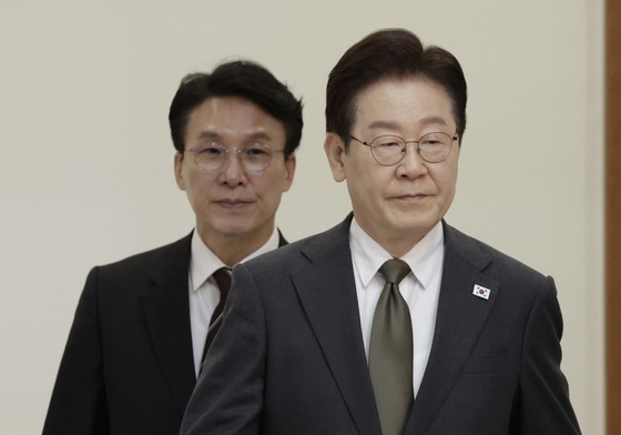 국무회의 참석하는 이재명 대통령