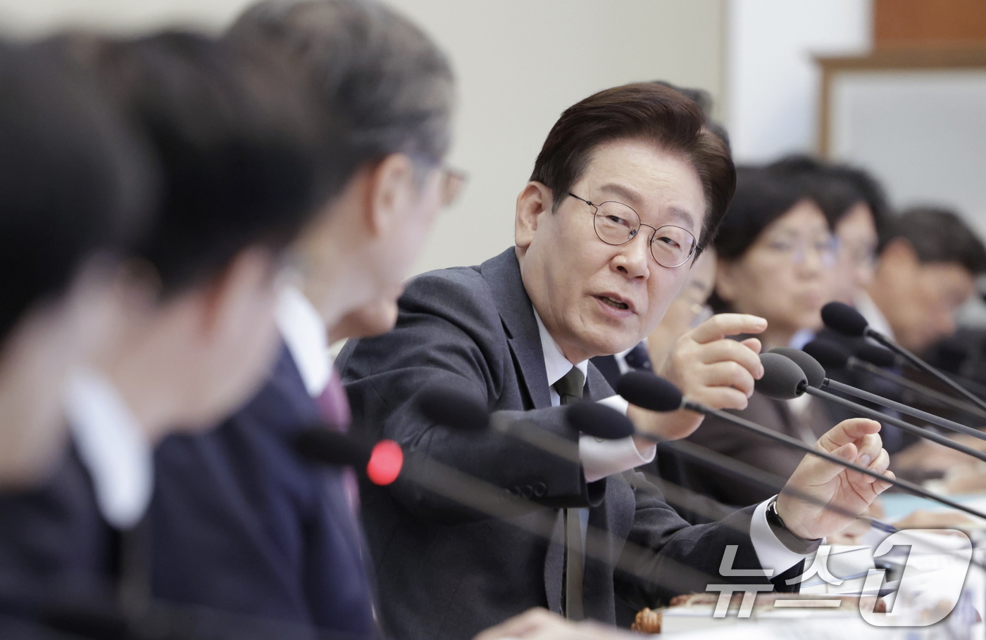 (서울=뉴스1) 이재명 기자 = 이재명 대통령이 14일 청와대에서 열린 제16회 국무회의 겸 제5차 비상경제점검회의에서 조현 외교부 장관에게 질문하고 있다. (청와대통신사진기자단) …