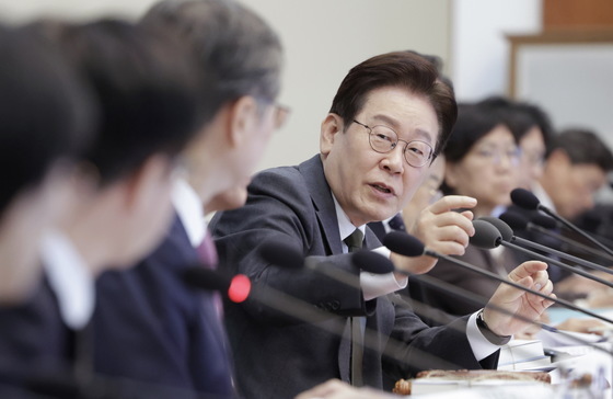 조현 외교부 장관에게 질문하는 이재명 대통령