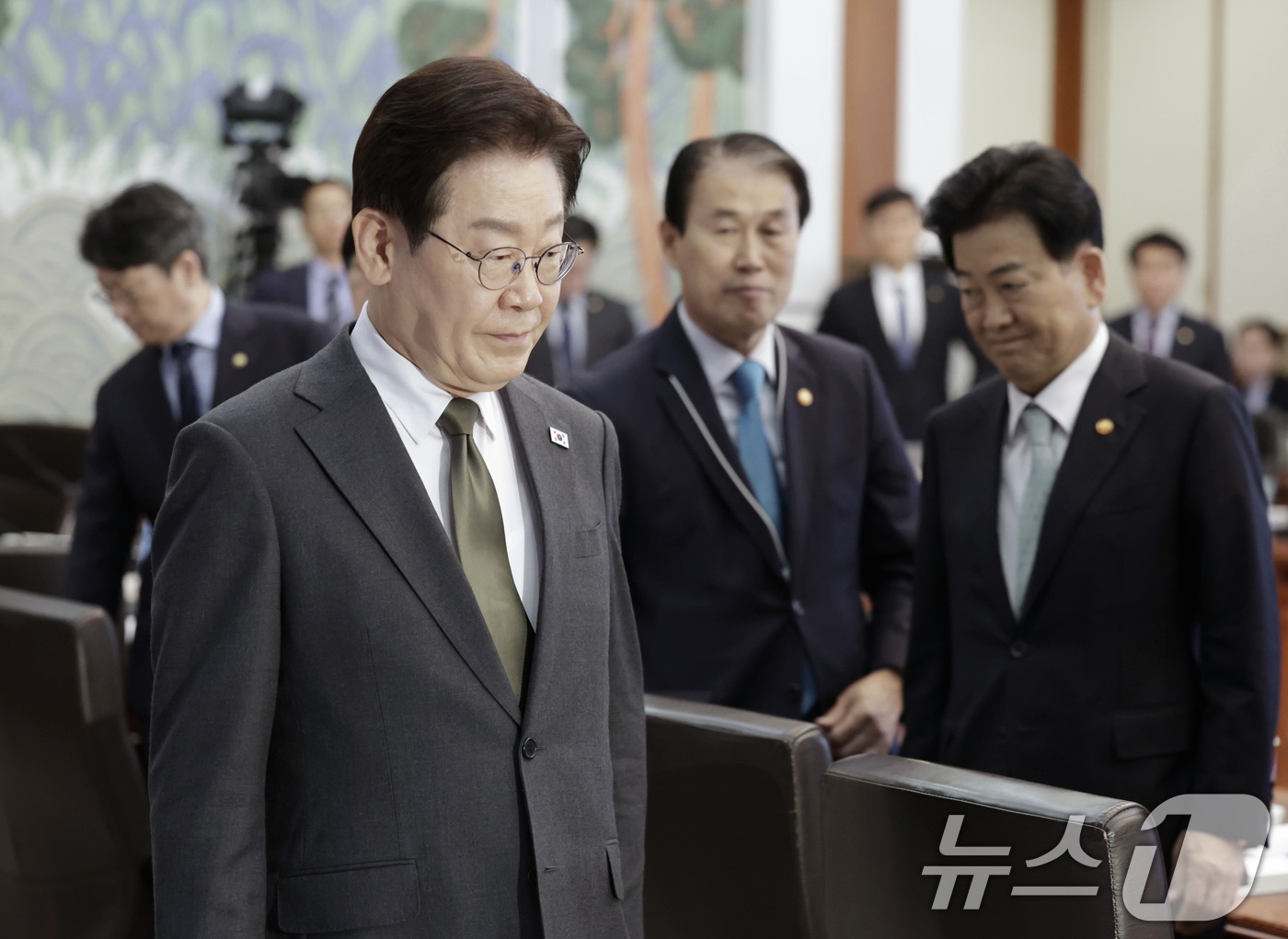 (서울=뉴스1) 이재명 기자 = 이재명 대통령이 14일 청와대에서 열린 제16회 국무회의 겸 제5차 비상경제점검회의에 입장하고 있다. (청와대통신사진기자단) 2026.4.14/뉴스 …