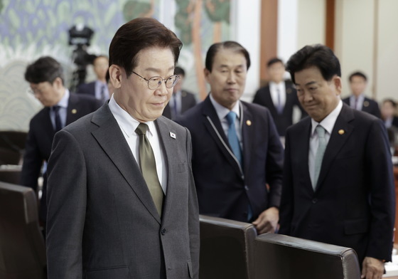 국무회의 참석하는 이재명 대통령