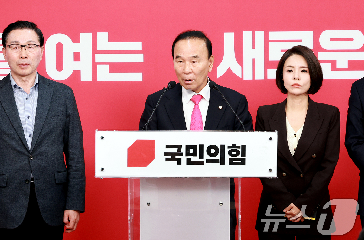 (서울=뉴스1) 이호윤 기자 = 박덕흠 국민의힘 공천관리위원장이 14일 서울 영등포구 국민의힘 중앙당사에서 광역단체장 경선결과를 발표하고 있다.국민의힘 공천관리위원회는 경북도지사 …