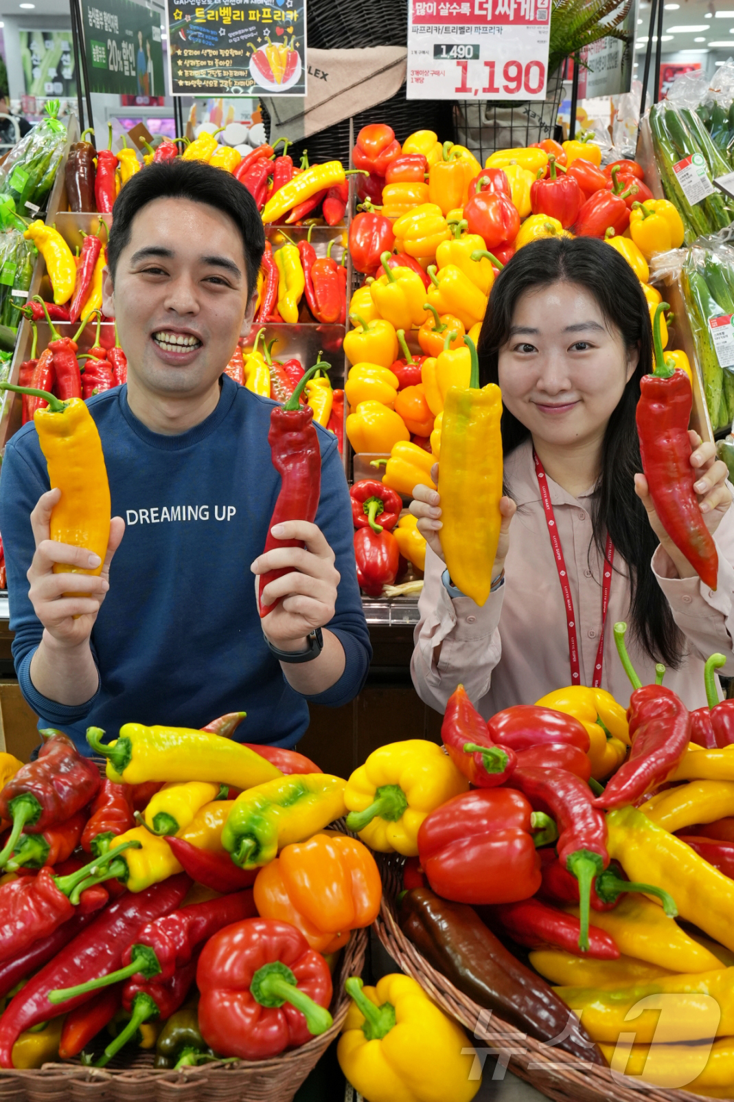 (서울=뉴스1) = 롯데마트는 오는 16일부터 22일까지 일반 파프리카보다 당도가 높은 프리미엄 품종 '트리벨리 파프리카'를 개당 990원에 판매한다고 14일 밝혔다. 사진은 서울 …