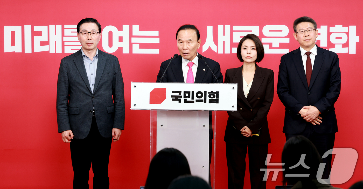 (서울=뉴스1) 이호윤 기자 = 박덕흠 국민의힘 공천관리위원장이 14일 서울 영등포구 국민의힘 중앙당사에서 광역단체장 경선결과를 발표하고 있다.국민의힘 공천관리위원회는 경북도지사 …