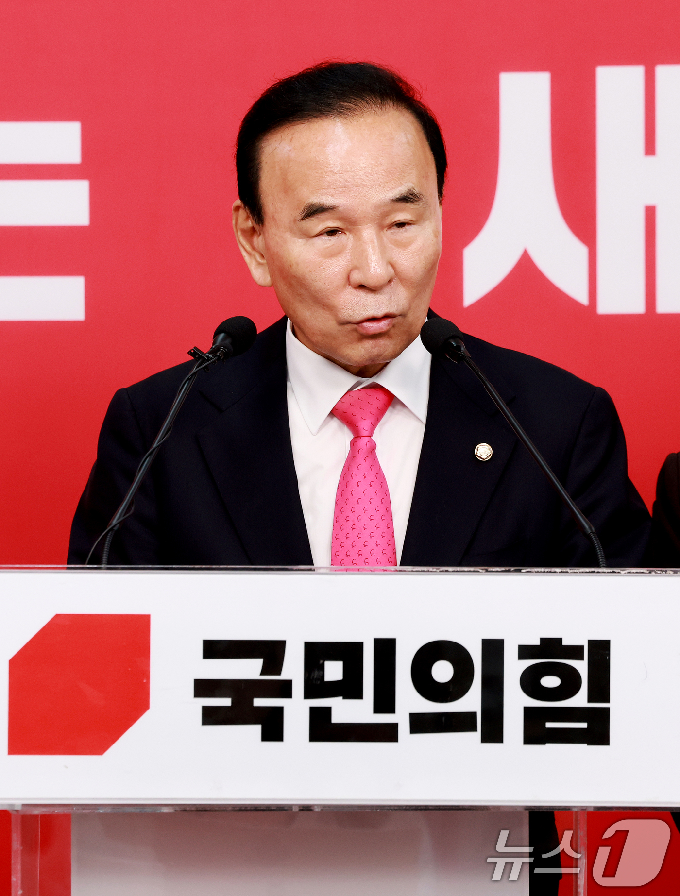 (서울=뉴스1) 이호윤 기자 = 박덕흠 국민의힘 공천관리위원장이 14일 서울 영등포구 국민의힘 중앙당사에서 광역단체장 경선결과를 발표하고 있다.국민의힘 공천관리위원회는 경북도지사 …