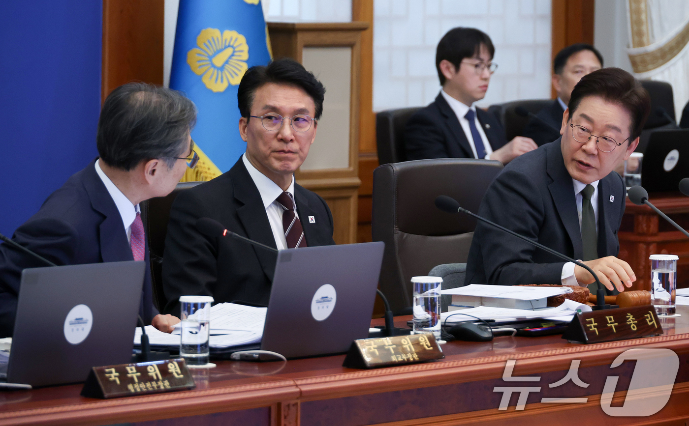 (서울=뉴스1) 허경 기자 = 이재명 대통령이 14일 청와대에서 열린 비상경제점검회의 겸 국무회의에서 조현 외교부 장관에게 질의하고 있다. (청와대통신사진기자단) 2026.4.14 …