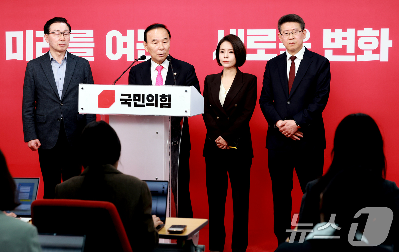 (서울=뉴스1) 이호윤 기자 = 박덕흠 국민의힘 공천관리위원장이 14일 서울 영등포구 국민의힘 중앙당사에서 광역단체장 경선결과를 발표하고 있다.국민의힘 공천관리위원회는 경북도지사 …