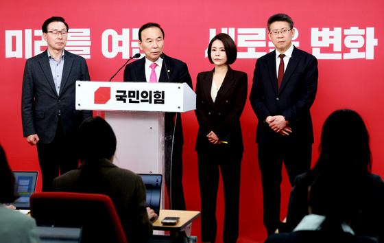 경북도지사 최종 후보 발표하는 박덕흠 공천관리위원장