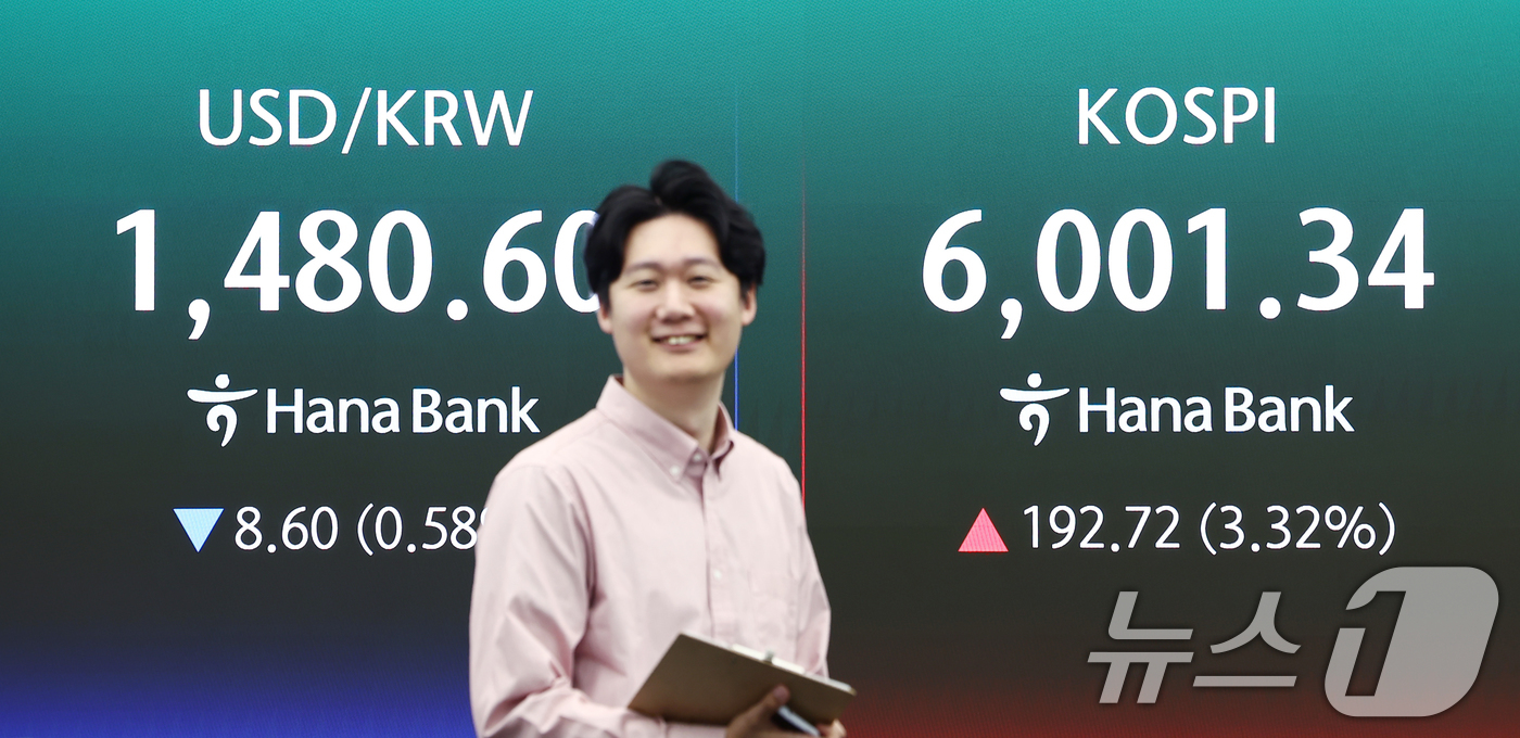 (서울=뉴스1) 김민지 기자 = 코스피가 30거래일만에 장중 6000선을 재돌파한 14일 오전 서울 중구 하나은행 본점 딜링룸 전광판에 코스피 지수 등이 나오고 있다. 2026.4 …
