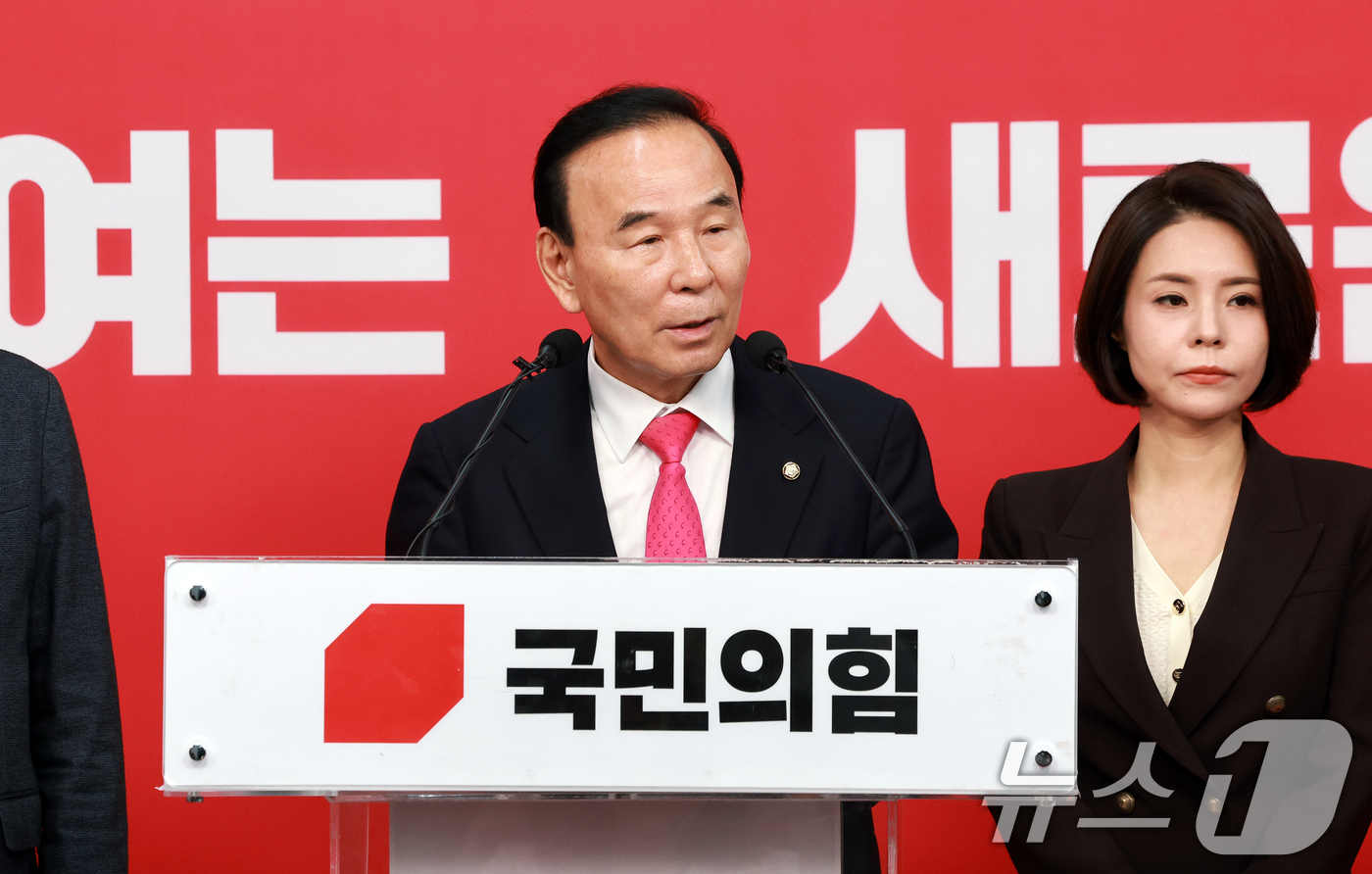 (서울=뉴스1) 이호윤 기자 = 박덕흠 국민의힘 공천관리위원장이 14일 서울 영등포구 국민의힘 중앙당사에서 광역단체장 경선결과를 발표하고 있다.국민의힘 공천관리위원회는 경북도지사 …