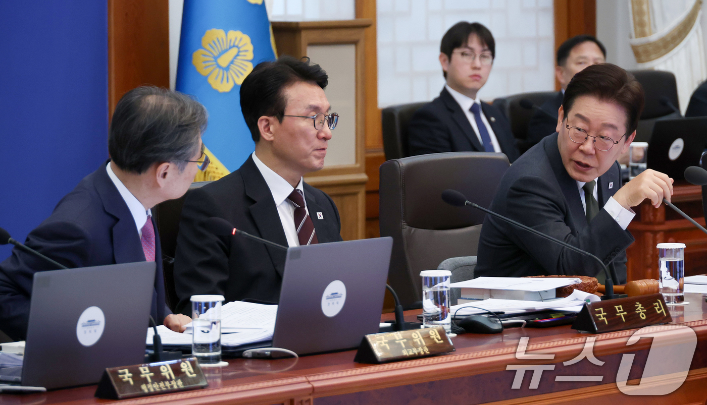 (서울=뉴스1) 허경 기자 = 이재명 대통령이 14일 청와대에서 열린 비상경제점검회의 겸 국무회의에서 조현 외교부 장관에게 질의하고 있다. (청와대통신사진기자단) 2026.4.14 …