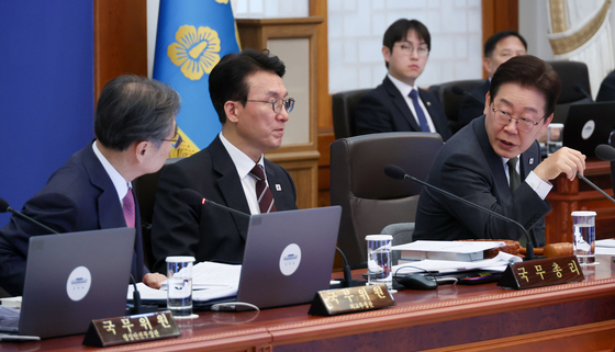 조현 장관에게 질의하는 이재명 대통령