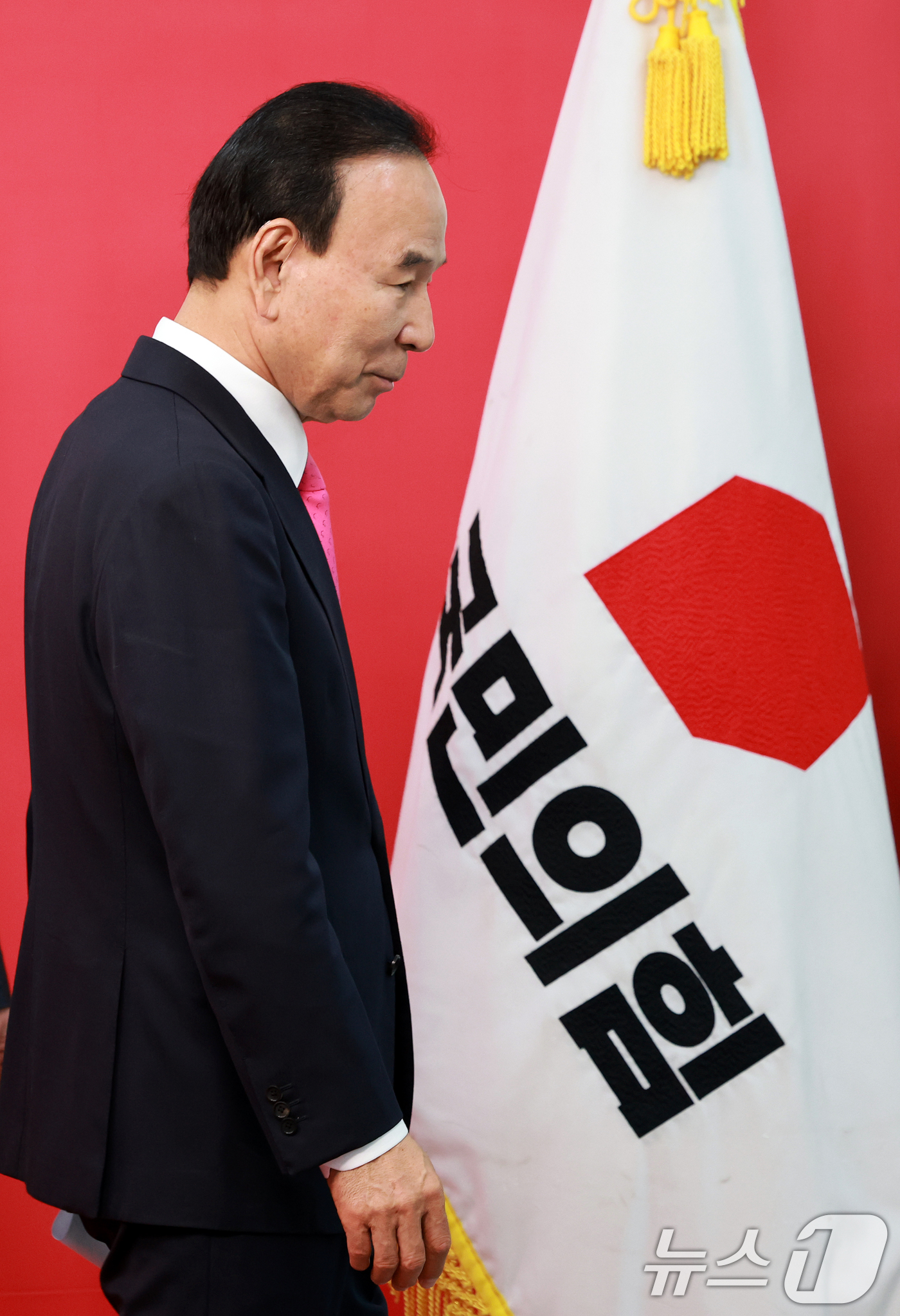 (서울=뉴스1) 이호윤 기자 = 박덕흠 국민의힘 공천관리위원장이 14일 서울 영등포구 국민의힘 중앙당사에서 광역단체장 경선결과를 발표를 마치고 퇴장하고 있다.국민의힘 공천관리위원회 …