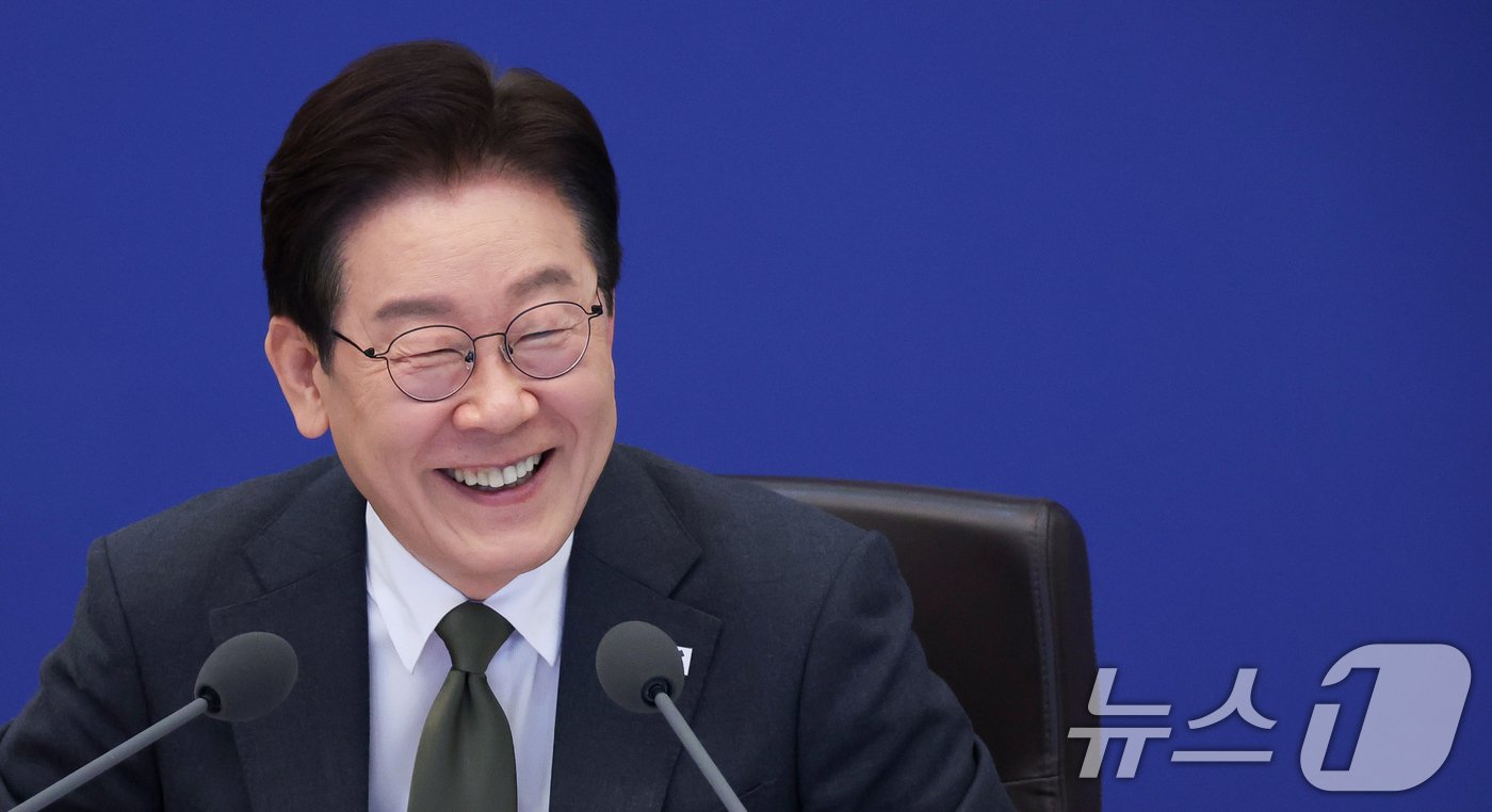 (서울=뉴스1) 허경 기자 = 이재명 대통령이 14일 청와대에서 열린 비상경제점검회의 겸 국무회의에서 미소 짓고 있다. (청와대통신사진기자단) 2026.4.14/뉴스1