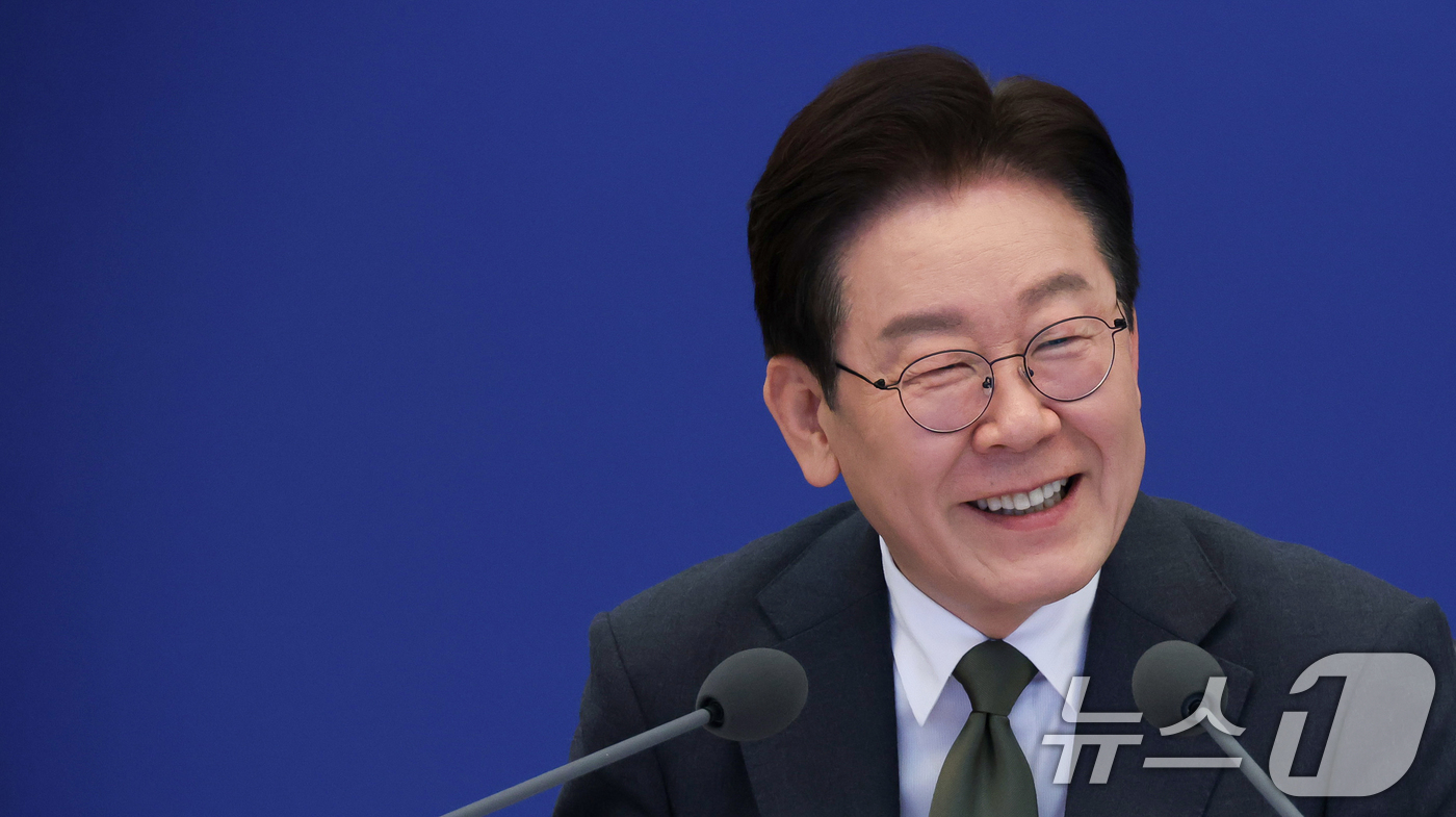 (서울=뉴스1) 허경 기자 = 이재명 대통령이 14일 청와대에서 열린 비상경제점검회의 겸 국무회의에서 미소 짓고 있다. (청와대통신사진기자단) 2026.4.14/뉴스1