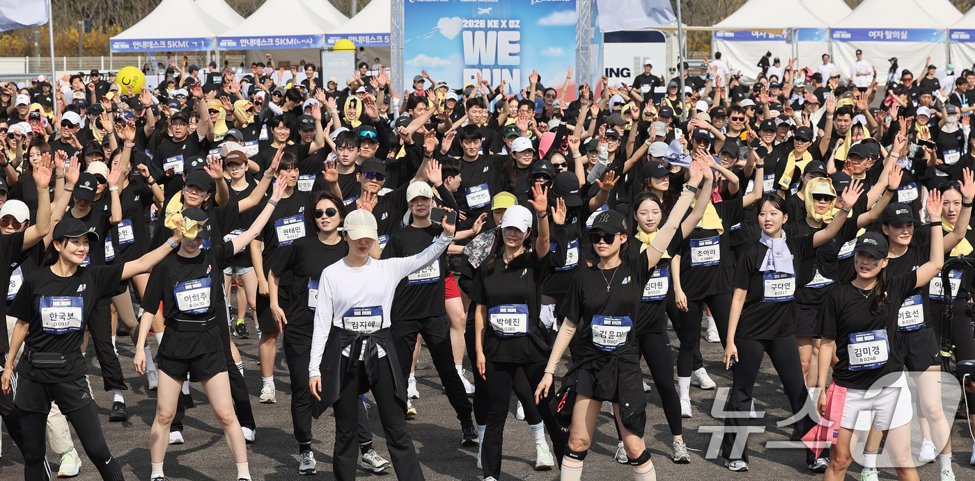 (인천=뉴스1) 박지혜 기자 = 14일 인천 중구 BMW 드라이빙센터에서 열린 대한항공·아시아나항공 객실승무원 화합 기부 러닝 행사 ‘WE RUN’에서 참가자들이 출발 전 스트레칭 …