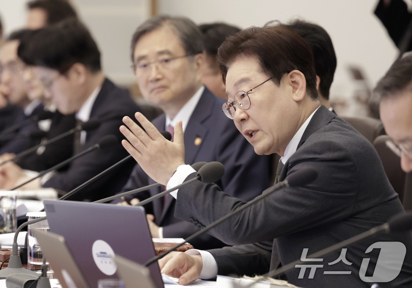 (서울=뉴스1) 이재명 기자 = 이재명 대통령이 14일 청와대에서 열린 제16회 국무회의 겸 제5차 비상경제점검회의에서 발언을 하고 있다. (청와대통신사진기자단) 2026.4.14 …