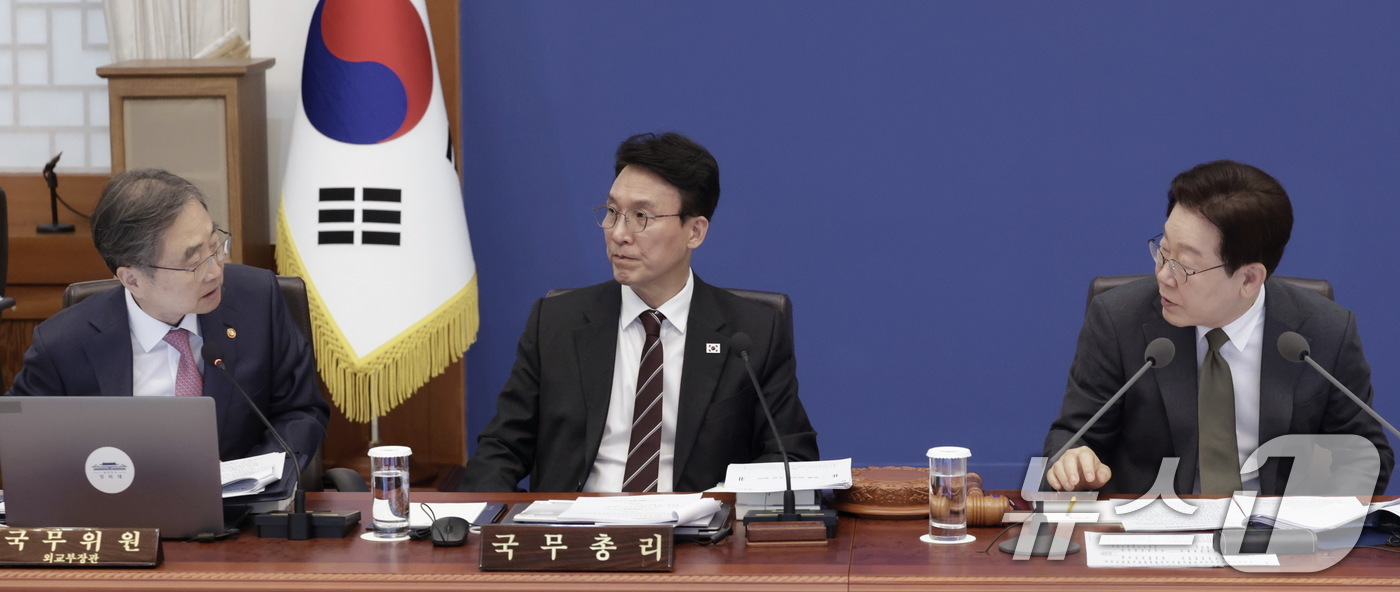 (서울=뉴스1) 이재명 기자 = 이재명 대통령이 14일 청와대에서 열린 제16회 국무회의 겸 제5차 비상경제점검회의에서 조현 외교부 장관에게 질문하고 있다. (청와대통신사진기자단) …