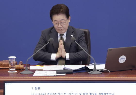 자료 살펴보는 이재명 대통령