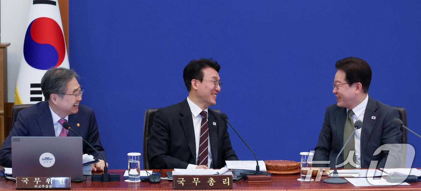 (서울=뉴스1) 허경 기자 = 이재명 대통령이 14일 청와대에서 열린 비상경제점검회의 겸 국무회의에서 조현 외교부 장관 발언에 미소 짓고 있다. (청와대통신사진기자단) 2026.4 …