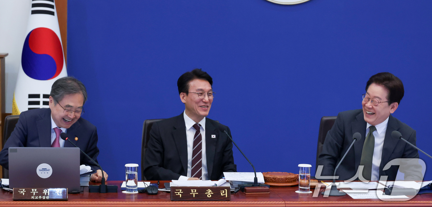 (서울=뉴스1) 허경 기자 = 이재명 대통령이 14일 청와대에서 열린 비상경제점검회의 겸 국무회의에서 조현 외교부 장관 발언에 미소 짓고 있다. (청와대통신사진기자단) 2026.4 …