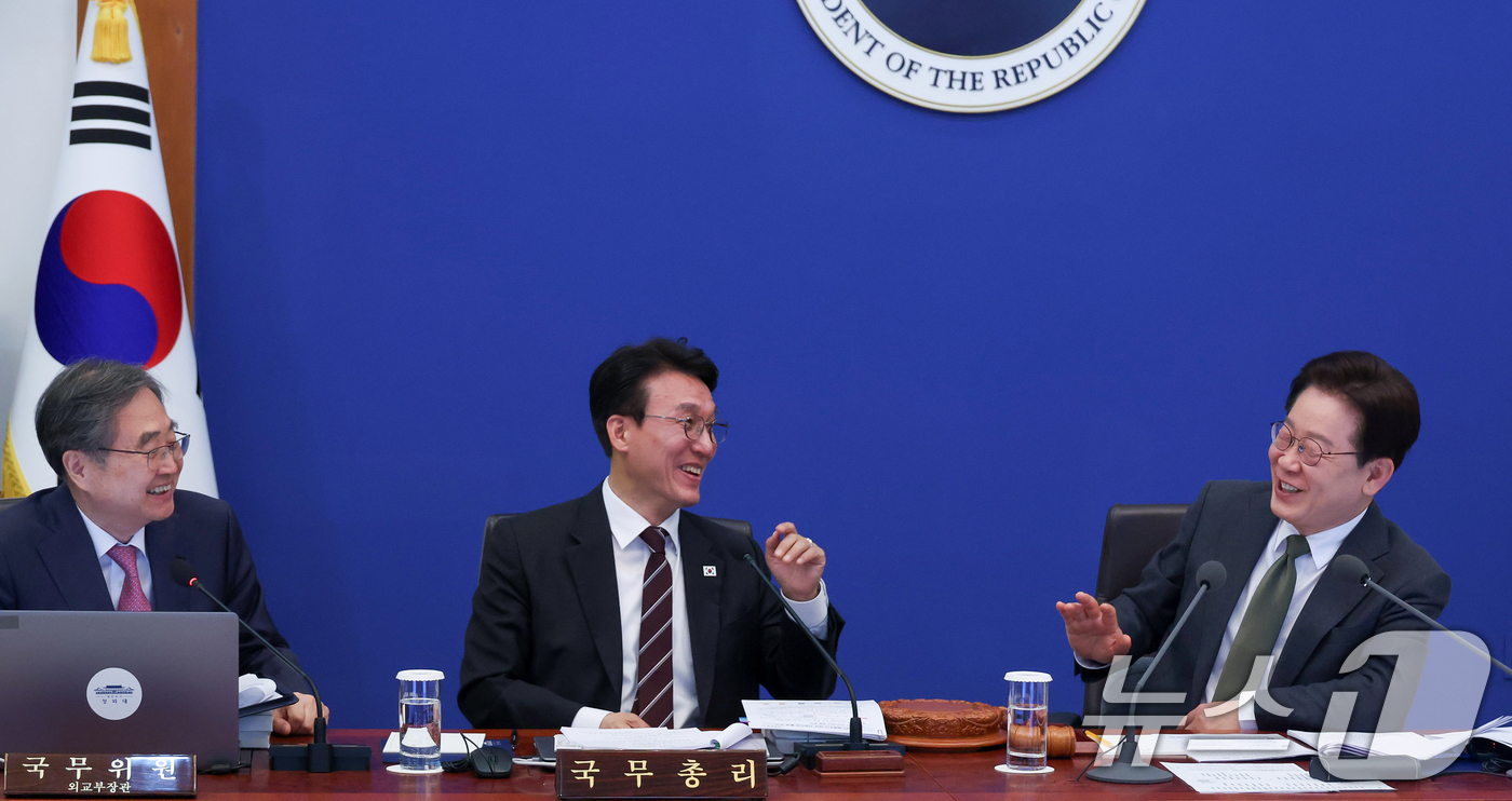 (서울=뉴스1) 허경 기자 = 이재명 대통령이 14일 청와대에서 열린 비상경제점검회의 겸 국무회의에서 조현 외교부 장관 발언에 미소 짓고 있다. (청와대통신사진기자단) 2026.4 …