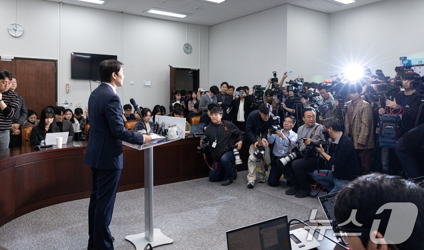 본문 이미지 - 조국 조국혁신당 대표가 14일 서울 여의도 국회에서 6.3 국회의원 재보궐선거 평택을 출마 기자회견을 하고 있다. 2026.4.14 ⓒ 뉴스1 이승배 기자