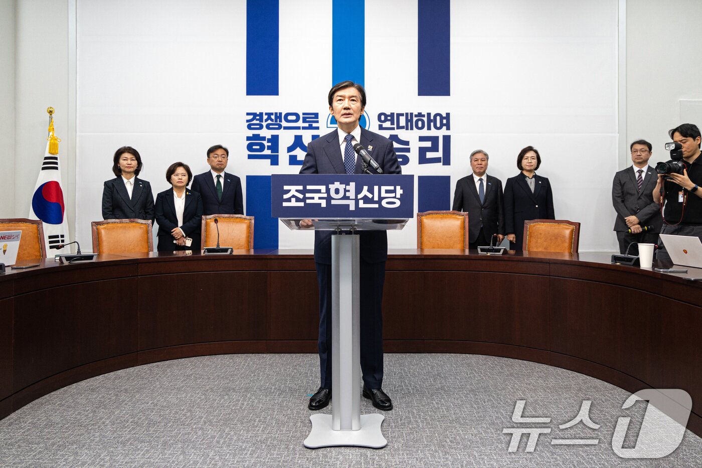 본문 이미지 - 조국 조국혁신당 대표가 14일 서울 여의도 국회에서 6.3 국회의원 재보궐선거 평택을 출마 기자회견을 하고 있다. 2026.4.14 ⓒ 뉴스1 이승배 기자