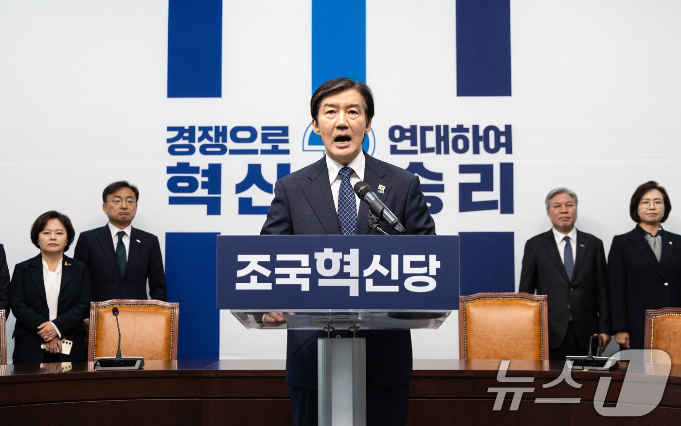 본문 이미지 - 조국 조국혁신당 대표가 14일 서울 여의도 국회에서 6.3 국회의원 재보궐선거 평택을 출마 기자회견을 하고 있다. 2026.4.14 ⓒ 뉴스1 이승배 기자